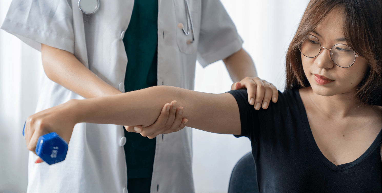 Patient performing shoulder rehabilitation exercises with physical therapist after restorative sleep improves recovery outcomes